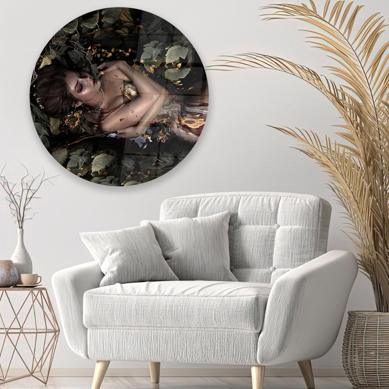 Femme sensuellement capturée dépeinte à travers un magnifique art mural en verre pour une décoration intérieure élégante