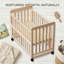 Mini lit de bébé en bois de pin massif 3-en-1 avec matelas, 3 hauteurs réglables, roulettes et lit convertible pour tout-petit