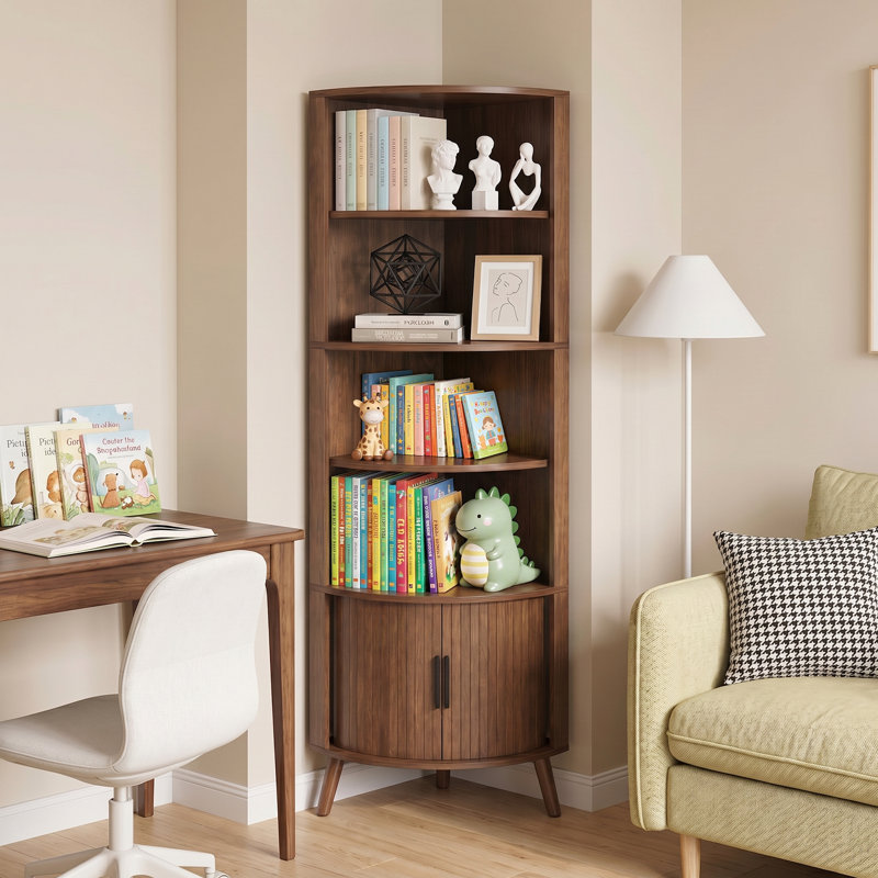 Étagère d'angle à 5 niveaux, bibliothèque d'angle de 67 po de hauteur, étagère d'angle autoportante en bois avec portes coulissantes et tablettes ouvertes, gain de place, armoire de rangement d'angle moderne pour le salon, la cuisine, le bureau (noyer)