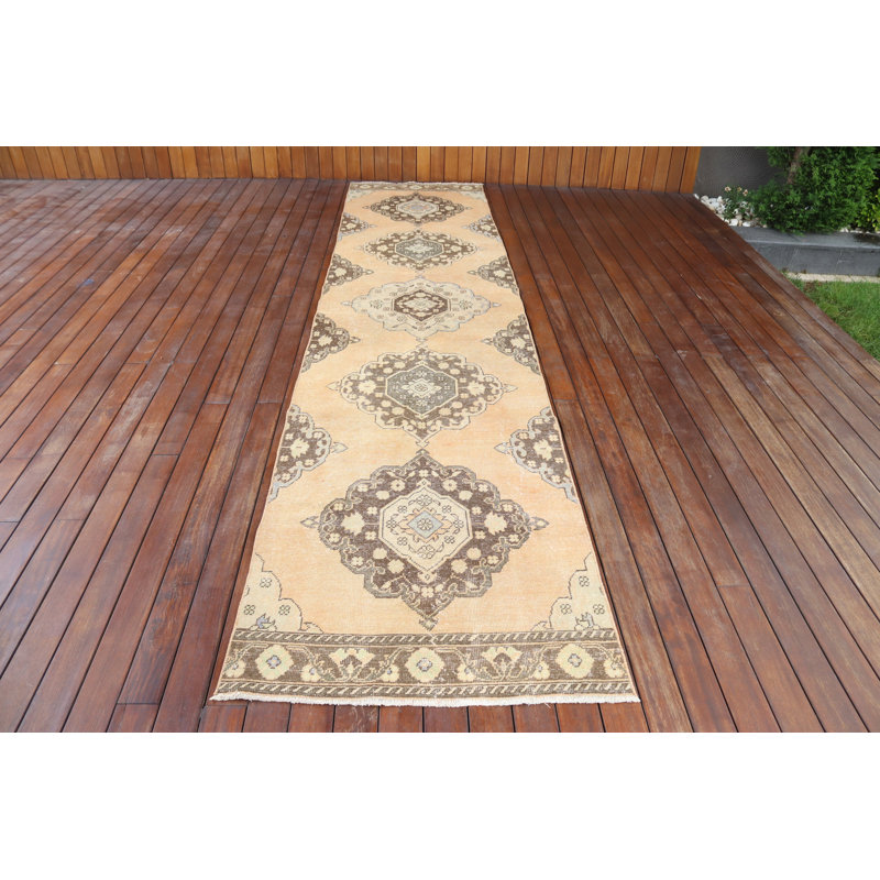 Tapis turc rétro tissé à la main dans des tons de terre éclatants, idéal pour les couloirs et les espaces étroits