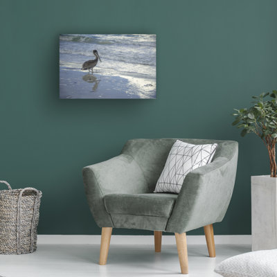 Art mural sur toile tendue - "Pelican Reflection" de Mary Lou Johnson pour décoration de salon, de chambre à coucher ou de bureau - 22 x 32