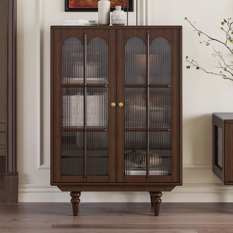Vitrines en bois massif et verre foncé