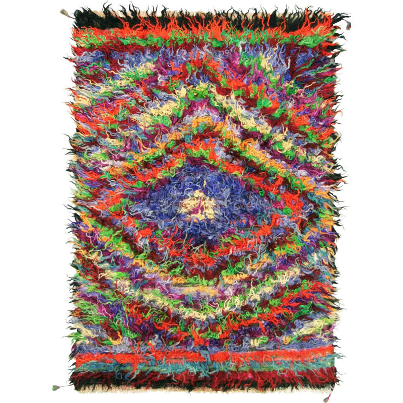Tapis unique en laine noué à la main des années 1960 de 4 pi 11 po x 7 pi 7 po en rouge / vert / bleu / jaune