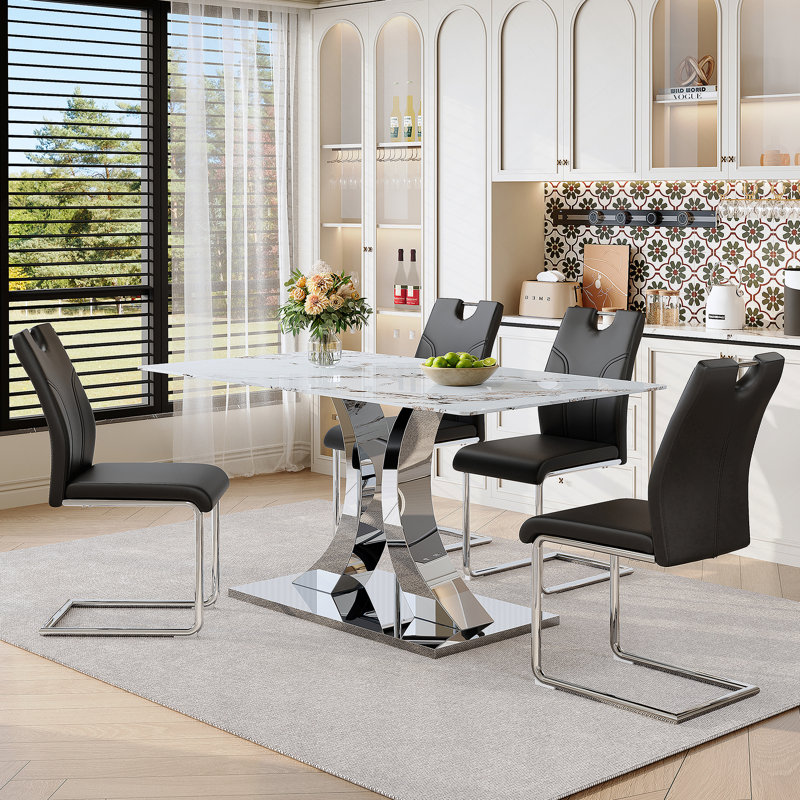 Ensemble de salle à manger à pieds en acier inoxydable avec plateau en verre trempé blanc de 63 pouces et 4 fauteuils en forme de U (noir / blanc) de style minimaliste moderne
