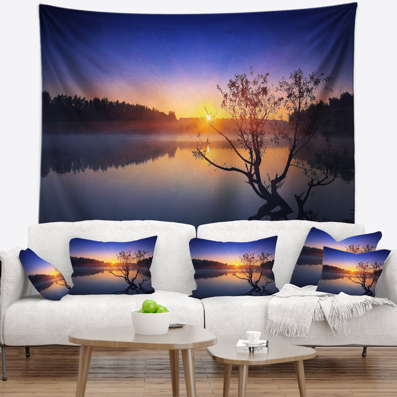 Arbre solitaire Schafer dans un étang en tapisserie bleue, H 50 po x l 60 po