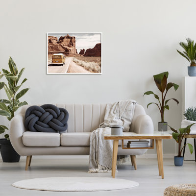 «Desert Cliff Road Trip Van» encadré sur bois par Krista Broadway, photographie