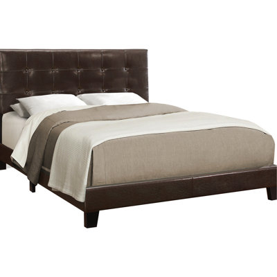 Lit plateforme tapissier brun foncé pour une chambre de grand lit transitionnelle avec tête de lit et cadre rembourrés