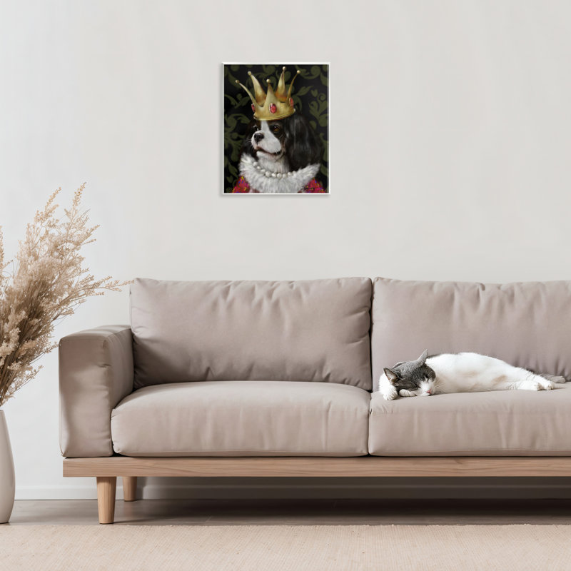 «Queenie Dog» avec plaque en couronne dorée, design par Mary Sparrow