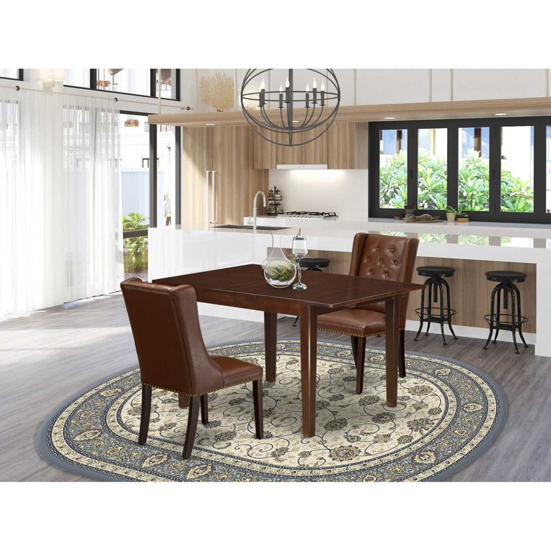 L'ensemble de table de cuisine 3 pièces comprend une table de salle à manger rectangulaire avec une rallonge papillon et 2 chaises parsons en simili cuir brun, acajou
