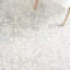 Tapis floral gris / ivoire en laine touffeté à la main Abdouallah-543246940