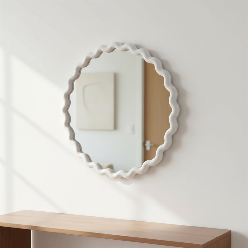 Un miroir mural rond blanc avec un cadre ondulé, adapté aux salons, aux chambres et aux salles de bain.