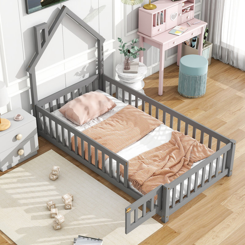 Structure de lit pour tout-petits Montessori, conception en bois de pin en forme de maison moderne avec garde-corps et tête de lit de style clôture