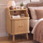Table de chevet cannelée de style moderne du milieu du siècle avec station de recharge, table de chevet en chêne avec porte coulissante à tambour et étagère ouverte, meuble de rangement de 68,5 cm de haut pour chambre ou salon-1284929746