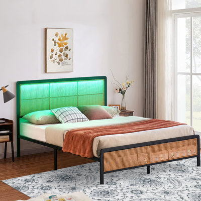 Grand cadre de lit en rotin noir avec tête et pied de lit à DEL RVB, meubles de chambre à coucher de style bohémien moderne, lattes métalliques robustes, rangement sous le lit, aucun sommier nécessaire, avec DEL RVB