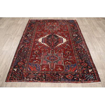 Tapis unique en laine noué à la main rouge / bleu marine / crème des années 1950 de 4 pi 7 po x 6 pi 1 po Gharajeh