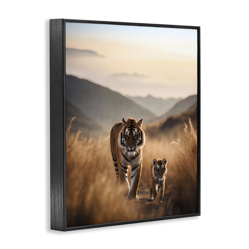  «Tiger & Cub» sur Savanna, estampe numérique par Noah Bay, H 20 po x l 16 po, Giclée encadrée noir minuit