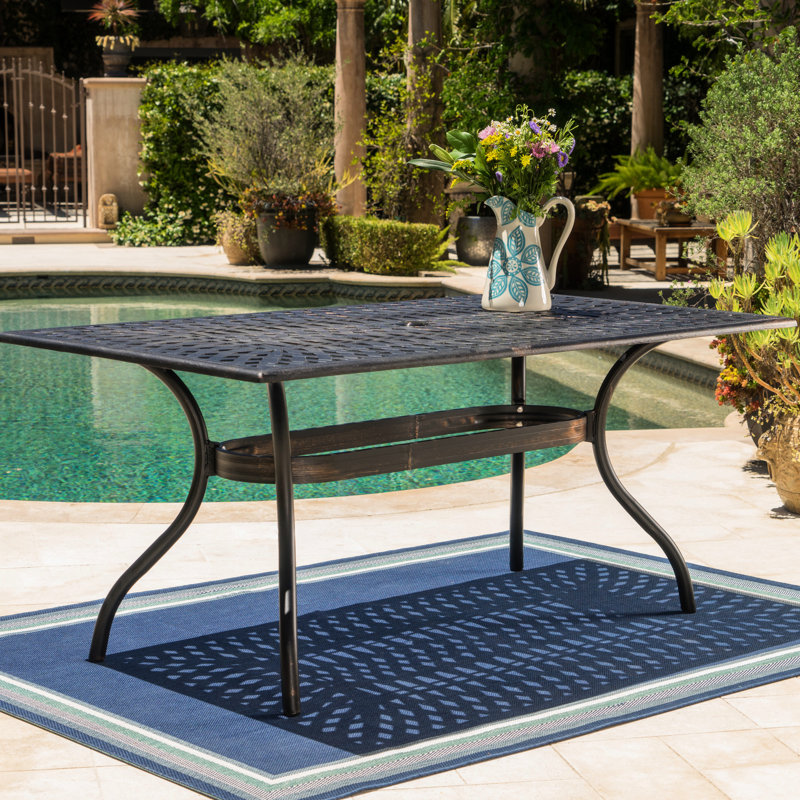 Table rectangulaire de 68 po au fini cuivre, structure en aluminium coulé, structure en aluminium
