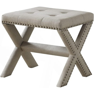 Banc rembourré avec garniture cloutée et siège capitonné