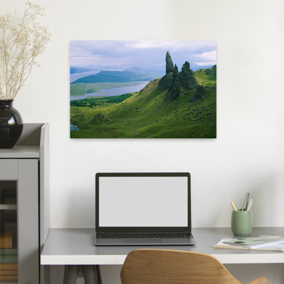 Vue en plongée de roches sur une montagne, vieil homme de Storr, île de Skye, Écosse, art contemporain contemporain, montagne