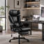 Chaise ergonomique en cuir véritable à haut dossier - un modèle noir polyvalent pour un usage domestique - avec un repose-pieds et un soutien lombaire, ainsi qu'un appui-tête réglable et une fonction d'inclinaison.