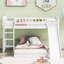 Lit simple au-dessus d'un lit superposé blanc avec glissade intégrée et installation latérale, construction en bois de pin massif, idéale pour les petites chambres à coucher, lignes grises, ensemble de lattes blanches, cadre réversible équipé