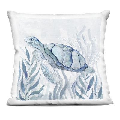 Coussin décoratif imprimé tortue de mer avec sourire subtil, design par Janet Tava