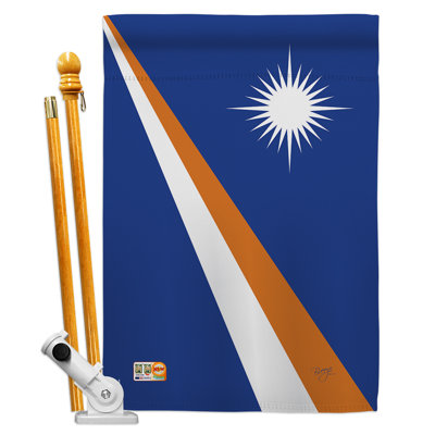 La tête de ce coussin décoratif vertical est faite à 2 faces de polyester et de 25 x 40 po. Ensemble de drapeaux