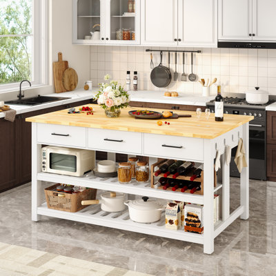 Îlot de cuisine en bois massif de 152 cm (60 po) avec prises électriques, 3 tiroirs profonds et 2 tablettes ouvertes.