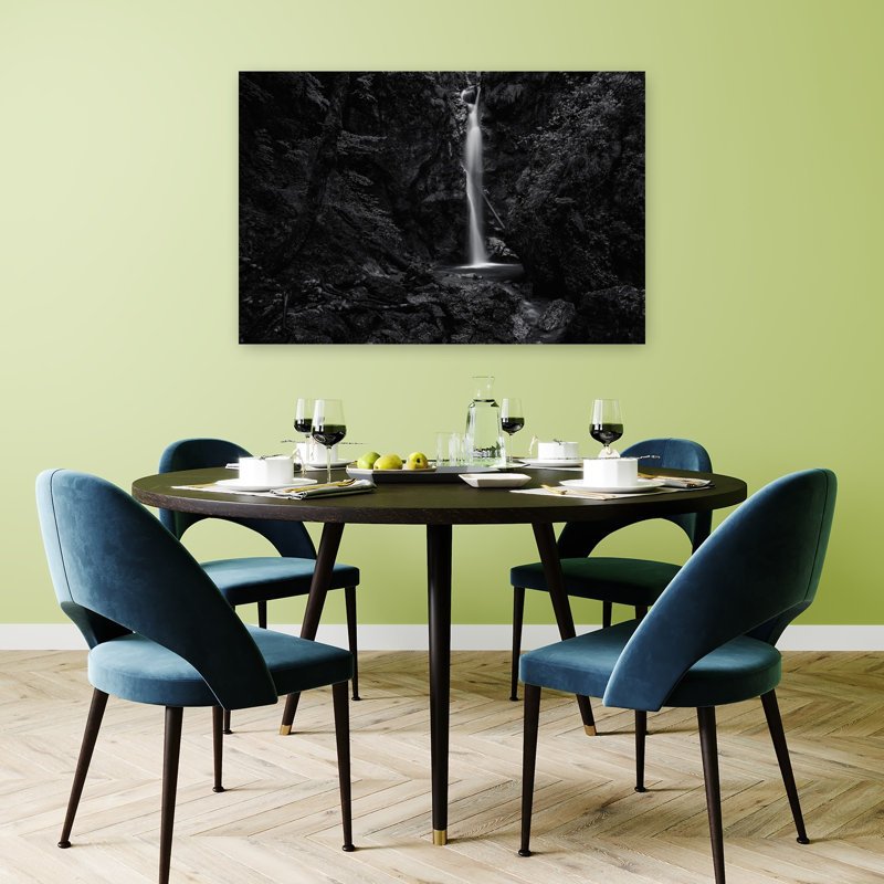 Affiche murale représentant une cascade dans une forêt sombre, un paysage forestier paisible et éthéré, avec une cascade.