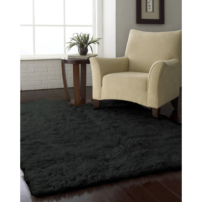 Tapis noir à poils longs Nokworth Flokati Plus