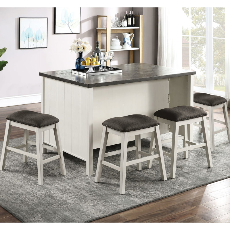 5 comptoirs de style transitionnel, tabourets gris foncé, table, pieds inclinés, tablettes de rangement ouvertes