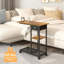 Table de bout réglable en forme de C avec plateau inclinable, tiroir et panier de rangement, roulettes pour le salon, la chambre à coucher et le canapé