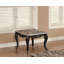 Table de bout carrée, plateau en marbre, pieds cabriole, détails dorés, détails incurvés, style transitionnel, finition noyer foncé