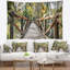 Pont en bois tapissé de forêt-28507643