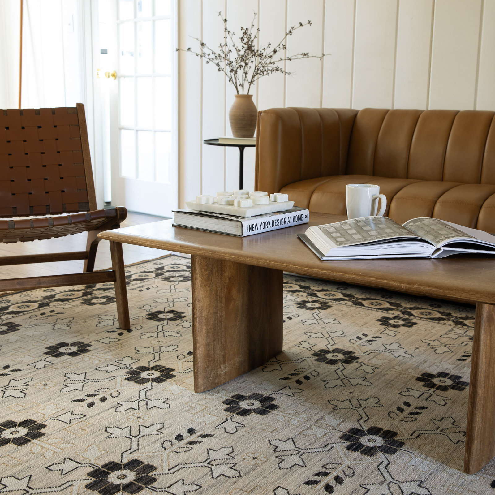 Abena Traditonal Bordered Floral Beige/ Black Wool Blend Area Rug, Runner 2'6" x 10'