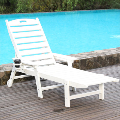 Chaise longue blanche pour l'extérieur, réglage du dossier à 4 positions, charge de 400 lb, conception américaine pour terrasse, porte-gobelet et roulettes