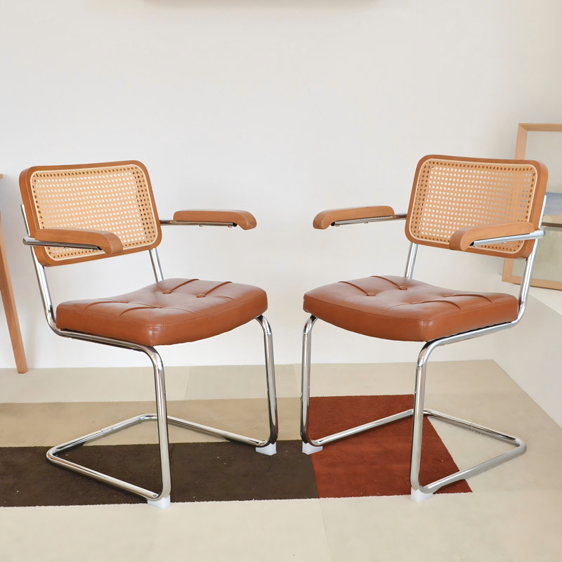 Chaise de salle à manger de style milieu du siècle avec dossier en rotin, accoudoirs en bois massif et piètement cantilever en métal chromé, lot de 2