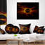 Coussin décoratif à imprimé abstrait foncé sur fond noir foncé
