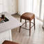 Tabouret de comptoir en faux cuir brun sans dossier avec siège rembourré confortable, fabrication en métal et repose-pieds. Idéal pour îlot de cuisine, pub, salle à manger. Conception ovale, caractéristiques ergonomiques, haute qualité-1068860731