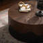 Table basse ronde fabriquée à la main avec motif en relief, piédestal robuste et placage texturé véritable écorce, idéale pour le salon