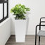 Jardinière carrée blanche avec arrosage automatique pour la décoration de jardin