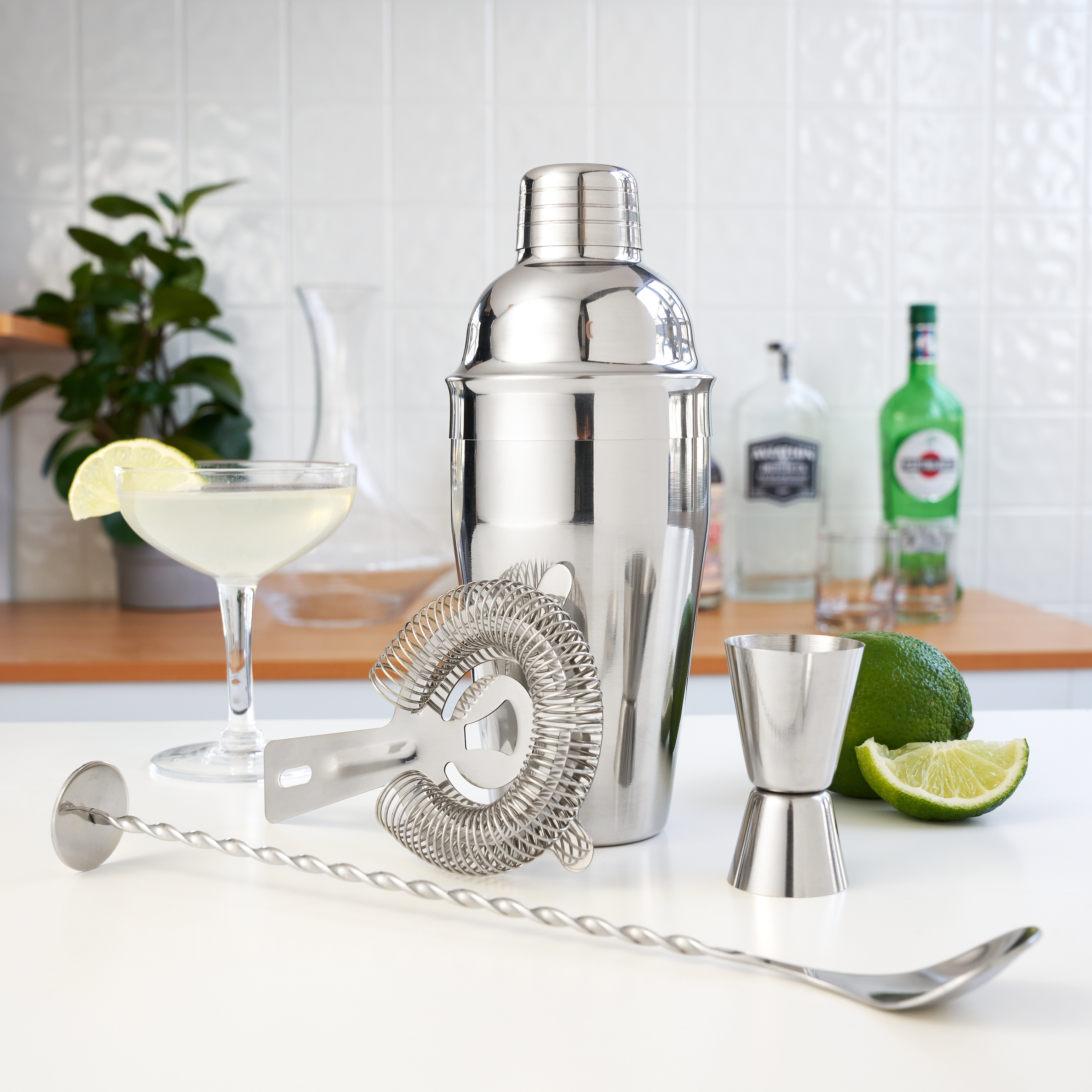 Cobbler Style Cocktail Shaker Set with Jigger in Stainless Steel; Home or  Bar Bartender Kit with 24oz Shaker Cup and Cocktail Strainer; Professional