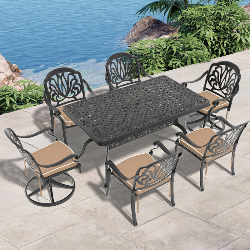 L'ensemble de salle à manger toutes saisons en fonte d'aluminium comprend 2 chaises pivotantes, 4 chaises et une table rectangulaire avec cadre noir