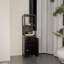 Une armoire de rangement en bambou noir de 52 pieds de hauteur, idéale pour les espaces de vie principaux tels que les salles de bain, les chambres et les salons.-596896039
