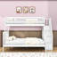 Lit superposé simple au dessus d'un lit double en bois avec escalier de rangement et garde-corps-899844230