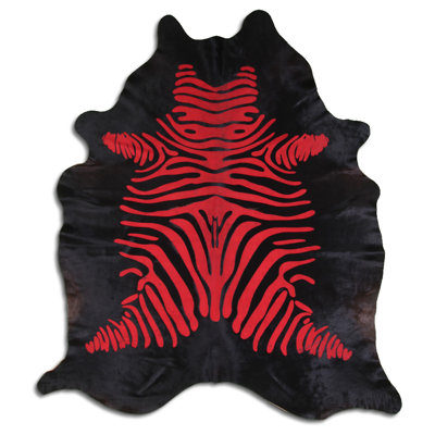 Tapis en peau de vache rouge sur fond noir