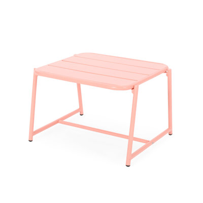 Table d'appoint moderne en métal corail pour l'extérieur, et panneaux à lattes, style construction extérieure avec panneaux mat