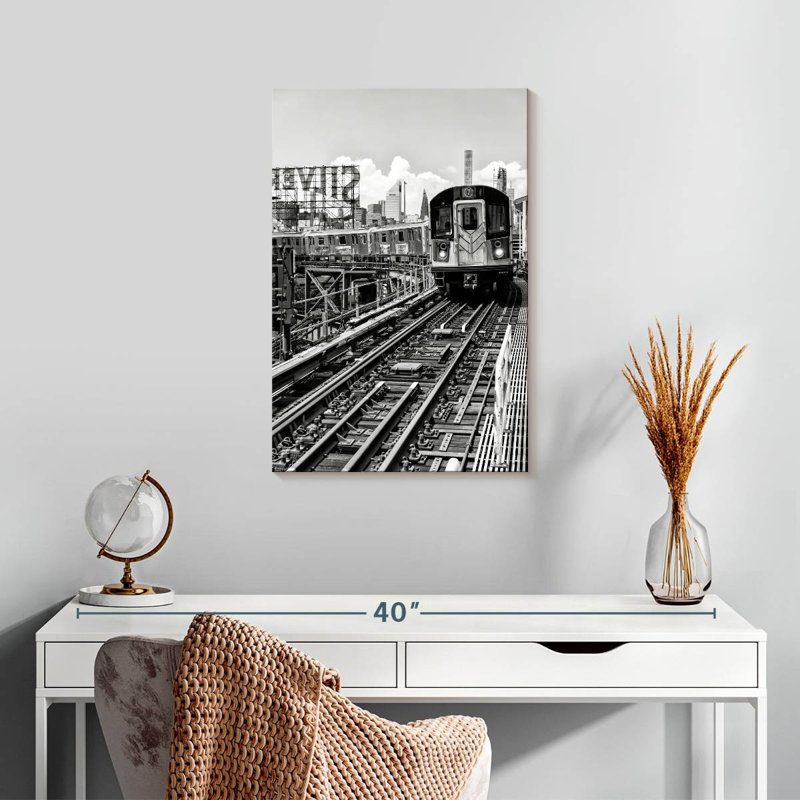 Mehar Line 7 Queens, 24" H x 16" W
