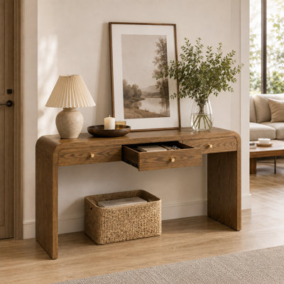 Table d'appoint courbée à 3 tiroirs avec poignées dorées en noyer et placage de frêne naturel en noyer