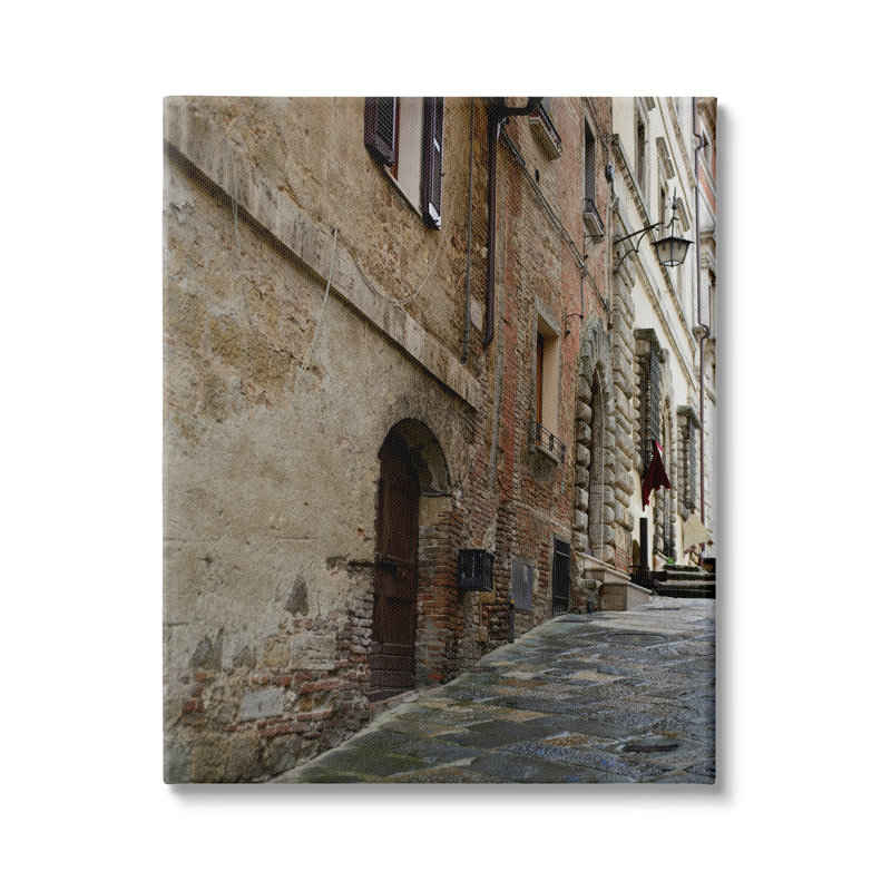 Architecture historique, allée de briques, rue extérieure, par Nancy Crowell - photographie sur bois, H 30 po x l 24 po